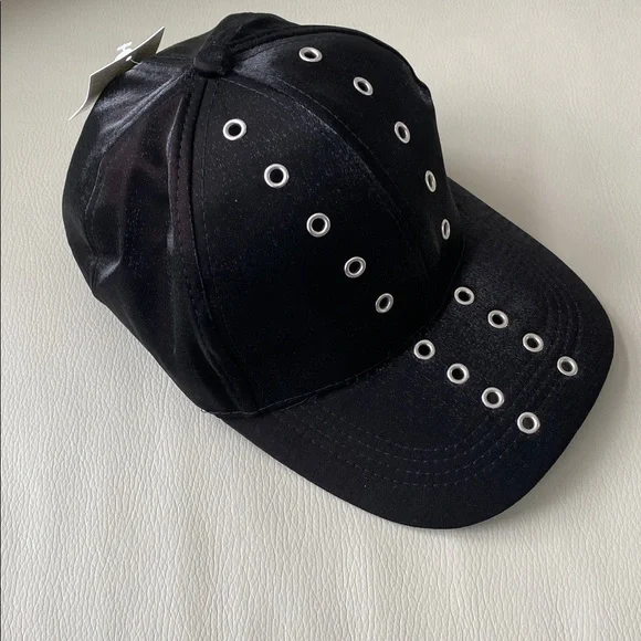 Black cap with silver eyelets - Picture 4 of 4